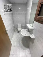 غرفة وصالة مع 2 حمام وبلكونة وخزائن بالحائط للإيجار بالروضة 1 قرب مركز شرطة الحميدية بسعر 33 ألف في موقع خدمي ومميز : Image 6