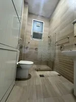 شقه ٣ غرف وصاله ومطبخ نظامي و٣حمام : Image 3