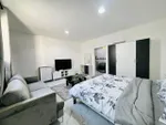 A room and a hall with 2 bathrooms : Image 1