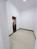 A room and a hall with 2 bathrooms : Image 4