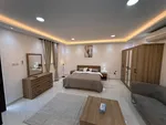 A room and a hall with 2 bathrooms : Image 5