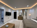 A room and a hall with 2 bathrooms : Image 7