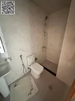 للإيجار السنوي بعجمان متاح غرفتين وصالة مع 2 حمام بمنطقة العالية مع بلكونة مميزة بإطلالة مفتوحة ومساحة واسعه وتكييف مركزي مجاني وباركن مجاني وبالقرب من جميع الخدمات وقريبة من الطرق الرئيسية شارع الشيخ محمد بن زايد مخرج دبي والشارقة : Image 2