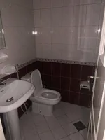 🏢 شقة واسعة غرفتين وصالة مع تكييف مجاني للإيجار السنوي في المجاز 3 - الشارقة ✨ : Image 3