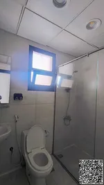 شقة فاخرة غرفتين وصالة مع 3 حمامات وبلكونة وإطلالة على المسبح في مبنى حديث مع جيم ومسبح خاص في شارع الشيخ عمار بن حميد : Image 6