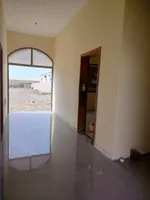 حوطه للايجار السنوي بمساحة كبيرة مع  سكن عمال غرفتين وحمامين ومكتب : Image 4