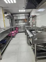 مطعم جاهز بالكامل للتشغيل للبيع في موقع حيوي على شارع الشيخ خليفة : Image 3