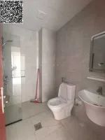 شقة فاخرة أول ساكن – غرفتين وصالة مع 3 حمامات وبلكونة بإطلالة مفتوحة في الجرف 3 – موقع استراتيجي بالقرب من السوق الصيني ونيستو ومخارج دبي والشارقة – 45,000 درهم : Image 5