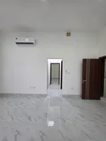 شقة للإيجار ابو ظبي مدينة الرياض
رقم التواصل 0589147140                                         تتكون من 
2غرفتين 
1صالة 
مطبخ
2دورات مياة 
يتوفر في الموقع جميع خدمات 
شامل فواتير الموية الكهرباء النيت 
للإيجار سنوي 34الف : Image 3