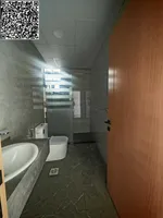 شقة واسعة جدًا للإيجار في الحميدية: غرفتين وصالة مع 3 حمامات وغرفة خادمة وخزائن بالحائط وبلكونة بإطلالة مفتوحة بالقرب من شارع الشيخ عمار ومخرج دبي – موقع مميز للعائلات : Image 3