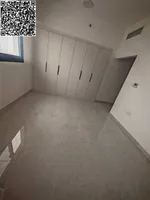 شقة واسعة جدًا للإيجار في الحميدية: غرفتين وصالة مع 3 حمامات وغرفة خادمة وخزائن بالحائط وبلكونة بإطلالة مفتوحة بالقرب من شارع الشيخ عمار ومخرج دبي – موقع مميز للعائلات : Image 4