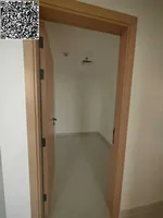 شقة واسعة جدًا للإيجار في الحميدية: غرفتين وصالة مع 3 حمامات وغرفة خادمة وخزائن بالحائط وبلكونة بإطلالة مفتوحة بالقرب من شارع الشيخ عمار ومخرج دبي – موقع مميز للعائلات : Image 7