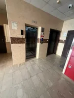 ستوديو للايجار السنوي بعجمان في النعيمية 1... غرفه واسعه وحمام ومطبخ شبه منفصل : Image 1