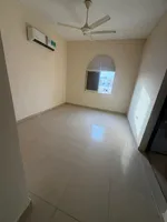 ستوديو للايجار السنوي بعجمان في النعيمية 1... غرفه واسعه وحمام ومطبخ شبه منفصل : Image 2
