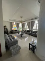 للبيع فيلا فخمة في الشارقة تقع في منطقة شرقان موقع مميز بالقرب من جميع الخدمات تشطيبات فاخرة في الحجر الأردني طابقين تتكون من 5 غرف ماستر + خزائن على الحائط + 7 حمامات + 2 مجلس + مطبخ الرئيسي حجم كبير + مخزن + غرفة الغسيل والكي ملابس + غرفة العاملة م : Image 2