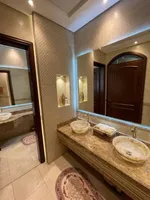 للبيع فيلا فخمة في الشارقة تقع في منطقة شرقان موقع مميز بالقرب من جميع الخدمات تشطيبات فاخرة في الحجر الأردني طابقين تتكون من 5 غرف ماستر + خزائن على الحائط + 7 حمامات + 2 مجلس + مطبخ الرئيسي حجم كبير + مخزن + غرفة الغسيل والكي ملابس + غرفة العاملة م : Image 6