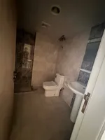 أشيك وأفخم شقة ثلاث غرف وصالة بمنطقة المجاز 2 اطلالة على شارع الوحدة : Image 8