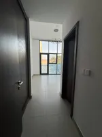 أرقى ثلاث غرف ماستر وصالة مع غرفة خادمة وغرفة غسيل بمنطقى المرقاب الشارقة : Image 2