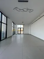 أرقى ثلاث غرف ماستر وصالة مع غرفة خادمة وغرفة غسيل بمنطقى المرقاب الشارقة : Image 5