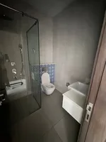 أرقى ثلاث غرف ماستر وصالة مع غرفة خادمة وغرفة غسيل بمنطقى المرقاب الشارقة : Image 6