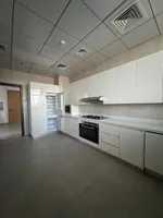 أرقى ثلاث غرف ماستر وصالة مع غرفة خادمة وغرفة غسيل بمنطقى المرقاب الشارقة : Image 7