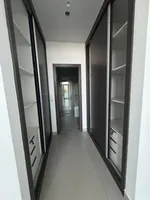 أرقى ثلاث غرف ماستر وصالة مع غرفة خادمة وغرفة غسيل بمنطقى المرقاب الشارقة : Image 8
