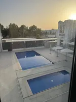 شقه ثلاث غرف ماستر وصاله مع غرفه خادمه وغرفه غسيل وجيم ومسبح و2 باركن للايجار السنوى فى الشارقه : Image 1