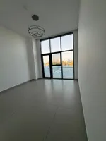 شقه ثلاث غرف ماستر وصاله مع غرفه خادمه وغرفه غسيل وجيم ومسبح و2 باركن للايجار السنوى فى الشارقه : Image 3