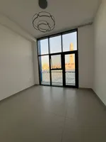 شقه ثلاث غرف ماستر وصاله مع غرفه خادمه وغرفه غسيل وجيم ومسبح و2 باركن للايجار السنوى فى الشارقه : Image 4