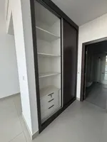 شقه ثلاث غرف ماستر وصاله مع غرفه خادمه وغرفه غسيل وجيم ومسبح و2 باركن للايجار السنوى فى الشارقه : Image 6