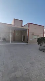 A street in front of me, behind me and in front of the school : Image 1