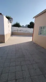 A street in front of me, behind me and in front of the school : Image 2