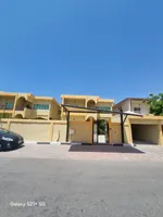 فيلا اول ساكن بعد التجديد 4 غرف و2 صاله 5 باركن موقع مميز : Image 1