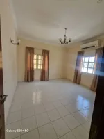 فيلا اول ساكن بعد التجديد 4 غرف و2 صاله 5 باركن موقع مميز : Image 2