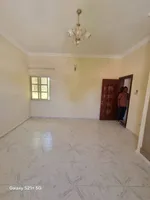 فيلا اول ساكن بعد التجديد 4 غرف و2 صاله 5 باركن موقع مميز : Image 3