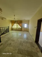 فيلا اول ساكن بعد التجديد 4 غرف و2 صاله 5 باركن موقع مميز : Image 4