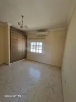 فيلا اول ساكن بعد التجديد 4 غرف و2 صاله 5 باركن موقع مميز : Image 5