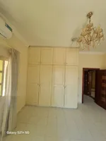 فيلا اول ساكن بعد التجديد 4 غرف و2 صاله 5 باركن موقع مميز : Image 6