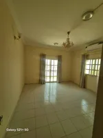 فيلا اول ساكن بعد التجديد 4 غرف و2 صاله 5 باركن موقع مميز : Image 8