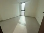 أجمل غرفتين وصالة بمنطقة الزاهية - الشارقة | أول ساكن - بناية جديدة : Image 3