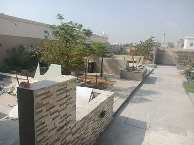 للبيع فيلا في الشارقة تقع في منطقة النوف (1) موقع مميز على شارع الرئيسي طابق واحد فقط تتكون من 5 غرف ماستر + مجلس + صالة + ملحق كجناح منفصل به خدمات حديقة وكراج مظلل للسيارات : Image