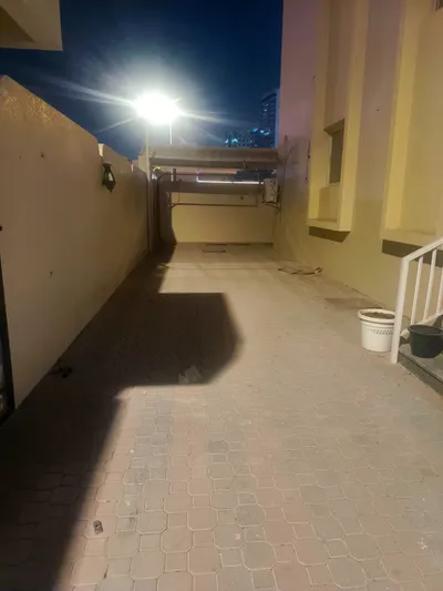 فيلا فاخرة للإيجار السنوي - الرميلة3 عجمان سكن راقي قريب من البحر في موقع مميز الموقع الرميلة - صف ثاني من كورنيش عجمان عدد الغرف 5 غرف نوم 2 غرف ماستر الصالات صالة واسعة المطابخ 2 مطبخ مجهزين المسبح مسبح خاص مواقف سيارات متوفرة مساحات واسعة ومناسبة : Image