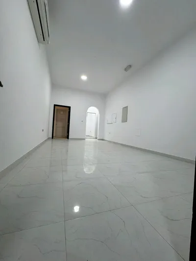 شقه ٣ غرف وصاله ومطبخ نظامي و٣حمام : Image