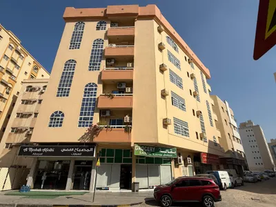 🏢 للبيع بناية استثمارية مميزة بدخل 10 % في المصلي _الشارقة 🏗️ : Image