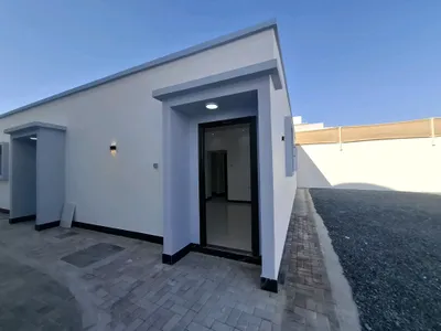 غرفه وصاله فى ابو ظبي مدينه الشوامخ اول ساكن قريب من الخدمات شامل كهرباء ومياه وصيانه ⚒️ وباركن 🚖 مدخل خاص : Image