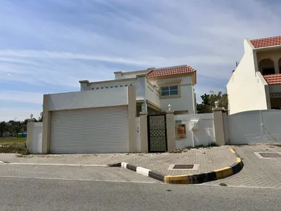 البيع فيلا بالمنطقة الفلج
مربع 4 غرف 2 ماستر مع صالة وغرفة طعام وغرفة شغالة و مخزن ومطبخ حديقة وباركينغ وبلكون كبير وملحق بسيط من الخلف مساحة الأرض 4300 قدم
‏مطلوب 2000000 درهم : Image