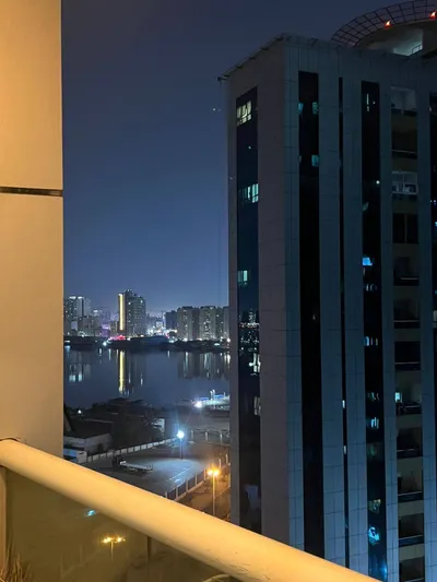 ب 435 الف درهم فقط شقة غرفة و صالة للبيع في ابراج الاورينت مساحة واسعة اطلالة مفتوحة الخور : Image