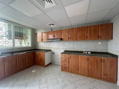 أشيك وأفخم شقة ثلاث غرف وصالة بمنطقة المجاز 3 اطلالة بحرية : Image