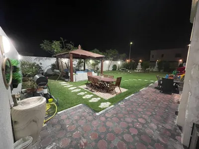 للبيع فيلا فخمة في الشارقة تقع في منطقة شرقان موقع مميز بالقرب من جميع الخدمات تشطيبات فاخرة في الحجر الأردني طابقين تتكون من 5 غرف ماستر + خزائن على الحائط + 7 حمامات + 2 مجلس + مطبخ الرئيسي حجم كبير + مخزن + غرفة الغسيل والكي ملابس + غرفة العاملة م : Image