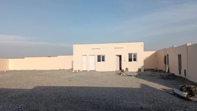 للإيجار أرض صناعية في الشارقة تقع في منطقة الصجعة موقع مميز على الشارع الرئيسي شارع 97 قار تتكون من أرض مسورة فيها مكتب + حمام + مطبخ : Image